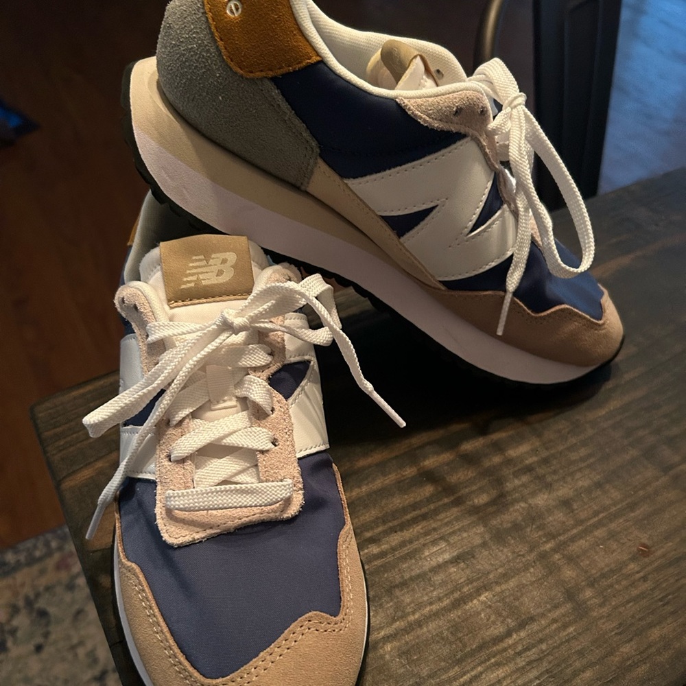 New Balance navy/beige 237